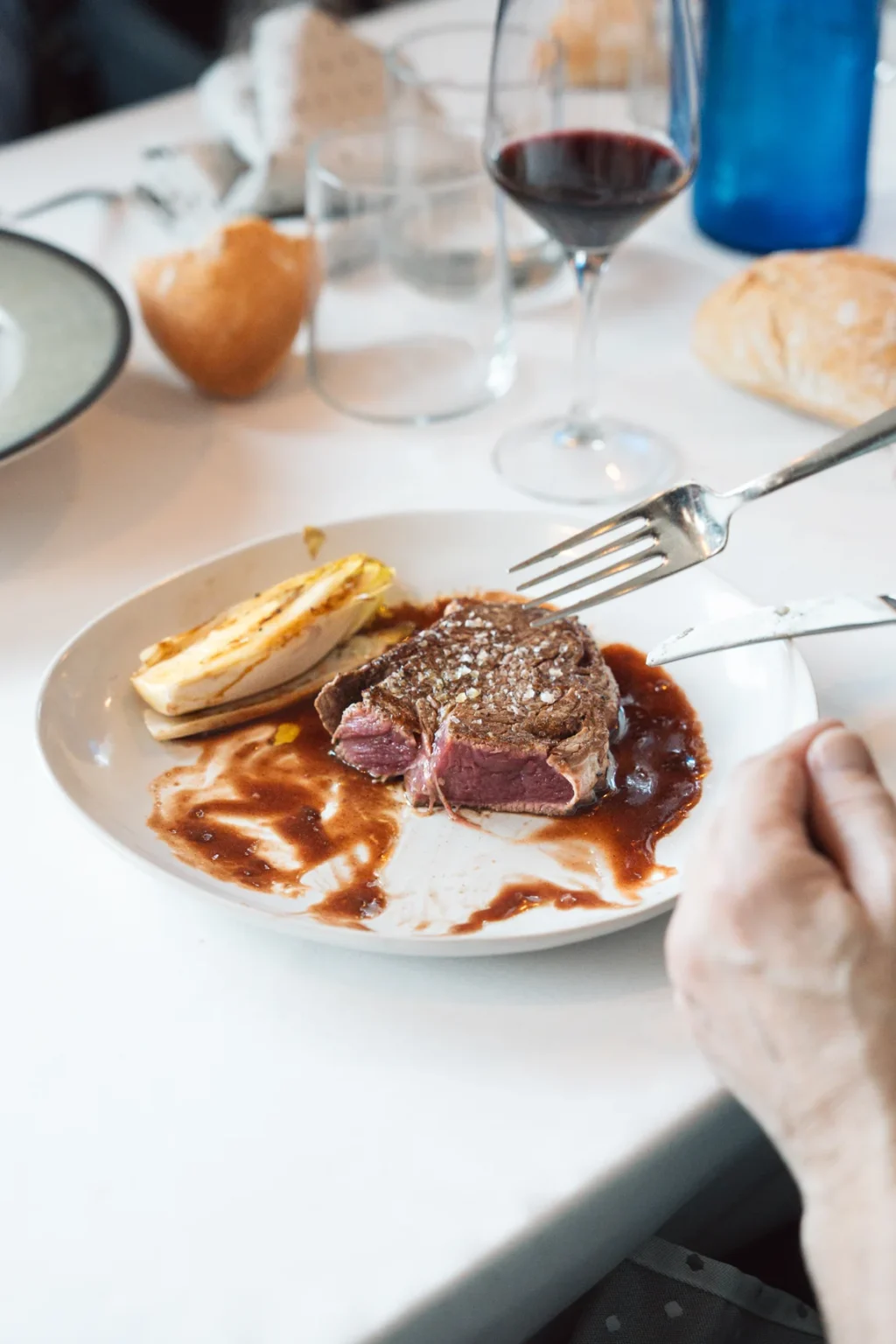 platos en mesa_Trece-10