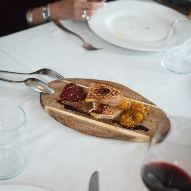 platos en mesa_Trece-7